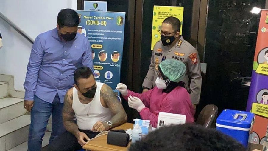 Musikus I Gede Ari Astina alias Jerinx resmi mendapat suntikan vaksin Covid-19 di Polda Metro Jaya, Minggu (15/8). (Ist PoldaMetroJaya)