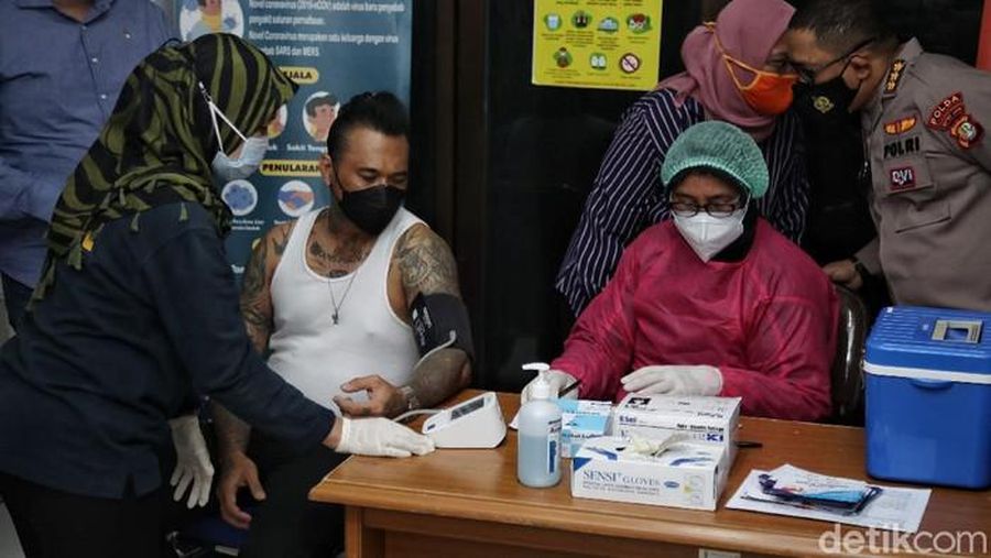 Musikus I Gede Ari Astina alias Jerinx saat mendapat suntikan vaksin Covid-19  Sinovac. (Detikcom/Pradita Utama)