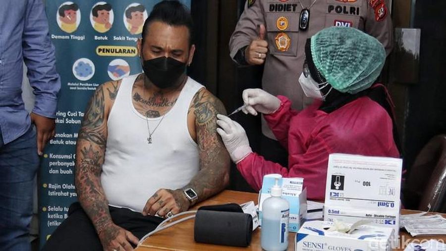Musikus I Gede Ari Astina alias Jerinx saat mendapat suntikan vaksin Covid-19  Sinovac. (Detikcom/Pradita Utama)