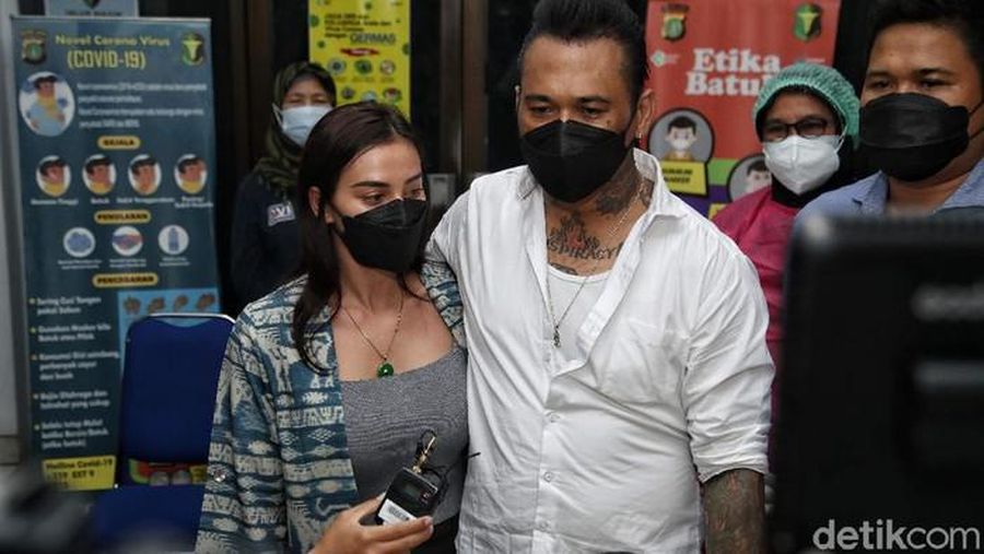 Musikus I Gede Ari Astina alias Jerinx saat mendapat suntikan vaksin Covid-19  Sinovac. (Detikcom/Pradita Utama)