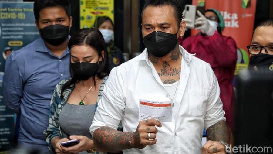Musikus I Gede Ari Astina alias Jerinx saat mendapat suntikan vaksin Covid-19  Sinovac. (Detikcom/Pradita Utama)