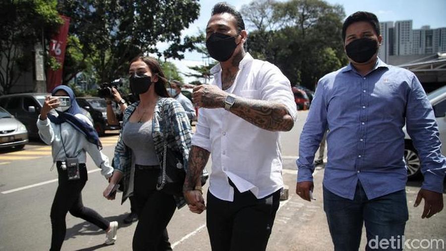 Musikus I Gede Ari Astina alias Jerinx saat mendapat suntikan vaksin Covid-19  Sinovac. (Detikcom/Pradita Utama)