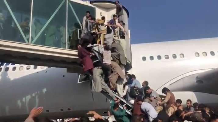Bandara udara internasional Kabul di Afganistan mencekam. Mengutip video Reuters, ribuan orang memenuhi bandara tersebut Minggu (15/8/2021) malam waktu setempat. (Dok: tangkapan layar Twitter Nicola Careem) Bandara udara internasional Kabul di Afganistan mencekam. Mengutip video Reuters, ribuan orang memenuhi bandara tersebut Minggu (15/8/2021) malam waktu setempat. (Dok: tangkapan layar Twitter Nicola Careem)