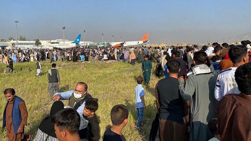 Bandara udara internasional Kabul di Afganistan mencekam. Mengutip video Reuters, ribuan orang memenuhi bandara tersebut Minggu (15/8/2021) malam waktu setempat. (Dok: tangkapan layar Twitter Nicola Careem) Bandara udara internasional Kabul di Afganistan mencekam. Mengutip video Reuters, ribuan orang memenuhi bandara tersebut Minggu (15/8/2021) malam waktu setempat. (Dok: tangkapan layar Twitter Nicola Careem)