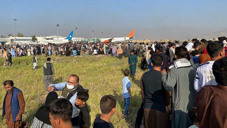 Bandara udara internasional Kabul di Afganistan mencekam. Mengutip video Reuters, ribuan orang memenuhi bandara tersebut Minggu (15/8/2021) malam waktu setempat. (Dok: tangkapan layar Twitter Nicola Careem)