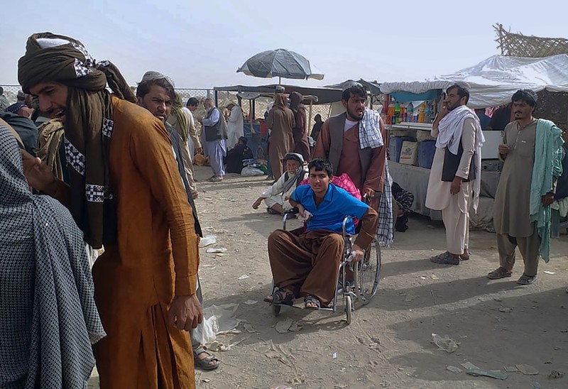Bandara udara internasional Kabul di Afganistan mencekam. Mengutip video Reuters, ribuan orang memenuhi bandara tersebut Minggu (15/8/2021) malam waktu setempat. (Dok: tangkapan layar Twitter Nicola Careem) Bandara udara internasional Kabul di Afganistan mencekam. Mengutip video Reuters, ribuan orang memenuhi bandara tersebut Minggu (15/8/2021) malam waktu setempat. (Dok: tangkapan layar Twitter Nicola Careem)