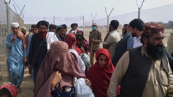 Bandara udara internasional Kabul di Afganistan mencekam, ribuan orang memenuhi bandara tersebut Minggu (15/8/2021) malam waktu setempat. (AP/Jafar Khan) Bandara udara internasional Kabul di Afganistan mencekam, ribuan orang memenuhi bandara tersebut Minggu (15/8/2021) malam waktu setempat. (AP/Jafar Khan)