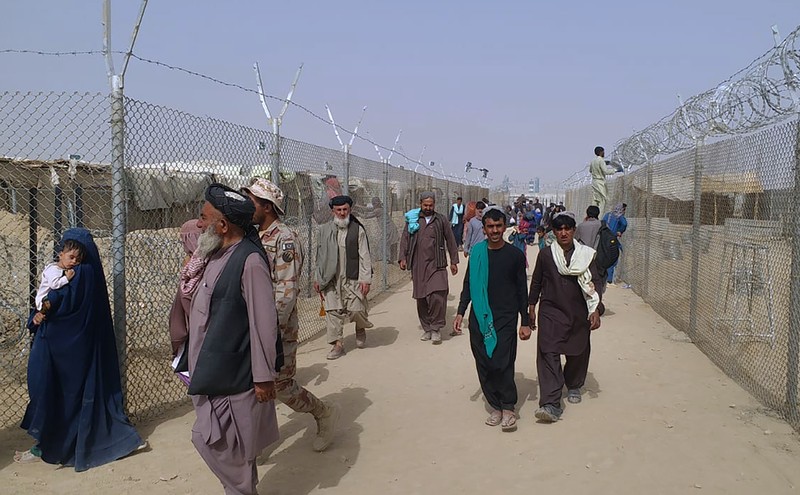 Bandara udara internasional Kabul di Afganistan mencekam. Mengutip video Reuters, ribuan orang memenuhi bandara tersebut Minggu (15/8/2021) malam waktu setempat. (Dok: tangkapan layar Twitter Nicola Careem) Bandara udara internasional Kabul di Afganistan mencekam. Mengutip video Reuters, ribuan orang memenuhi bandara tersebut Minggu (15/8/2021) malam waktu setempat. (Dok: tangkapan layar Twitter Nicola Careem)