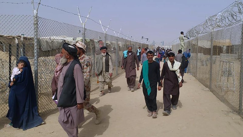 Bandara udara internasional Kabul di Afganistan mencekam. Mengutip video Reuters, ribuan orang memenuhi bandara tersebut Minggu (15/8/2021) malam waktu setempat. (Dok: tangkapan layar Twitter Nicola Careem)