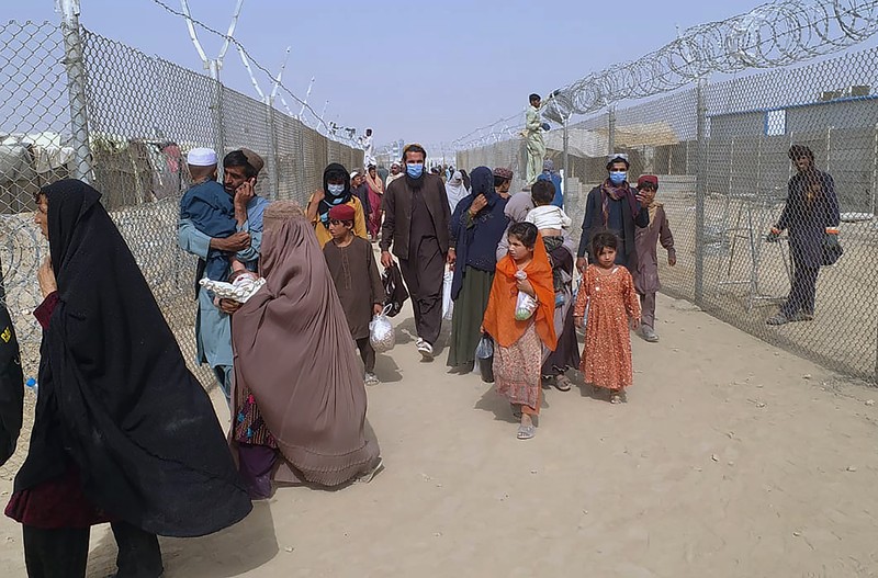 Bandara udara internasional Kabul di Afganistan mencekam. Mengutip video Reuters, ribuan orang memenuhi bandara tersebut Minggu (15/8/2021) malam waktu setempat. (Dok: tangkapan layar Twitter Nicola Careem) Bandara udara internasional Kabul di Afganistan mencekam. Mengutip video Reuters, ribuan orang memenuhi bandara tersebut Minggu (15/8/2021) malam waktu setempat. (Dok: tangkapan layar Twitter Nicola Careem)