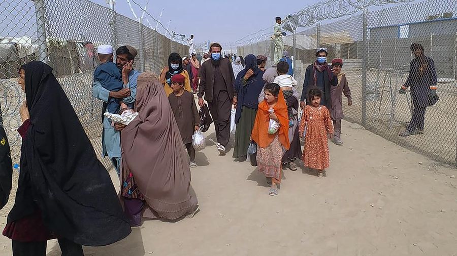 Bandara udara internasional Kabul di Afganistan mencekam. Mengutip video Reuters, ribuan orang memenuhi bandara tersebut Minggu (15/8/2021) malam waktu setempat. (Dok: tangkapan layar Twitter Nicola Careem)