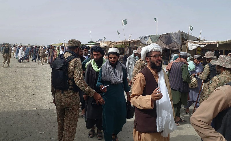 Bandara udara internasional Kabul di Afganistan mencekam. Mengutip video Reuters, ribuan orang memenuhi bandara tersebut Minggu (15/8/2021) malam waktu setempat. (Dok: tangkapan layar Twitter Nicola Careem) Bandara udara internasional Kabul di Afganistan mencekam. Mengutip video Reuters, ribuan orang memenuhi bandara tersebut Minggu (15/8/2021) malam waktu setempat. (Dok: tangkapan layar Twitter Nicola Careem)