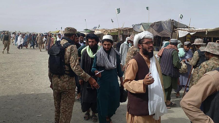 Bandara udara internasional Kabul di Afganistan mencekam. Mengutip video Reuters, ribuan orang memenuhi bandara tersebut Minggu (15/8/2021) malam waktu setempat. (Dok: tangkapan layar Twitter Nicola Careem)