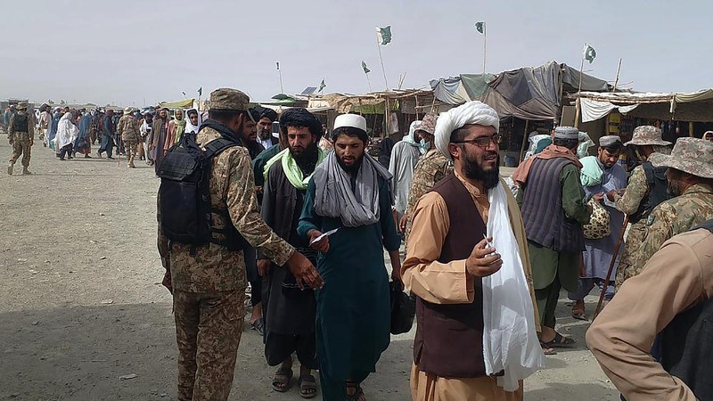 Bandara udara internasional Kabul di Afganistan mencekam. Mengutip video Reuters, ribuan orang memenuhi bandara tersebut Minggu (15/8/2021) malam waktu setempat. (Dok: tangkapan layar Twitter Nicola Careem)