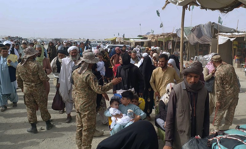 Bandara udara internasional Kabul di Afganistan mencekam. Mengutip video Reuters, ribuan orang memenuhi bandara tersebut Minggu (15/8/2021) malam waktu setempat. (Dok: tangkapan layar Twitter Nicola Careem) Bandara udara internasional Kabul di Afganistan mencekam. Mengutip video Reuters, ribuan orang memenuhi bandara tersebut Minggu (15/8/2021) malam waktu setempat. (Dok: tangkapan layar Twitter Nicola Careem)