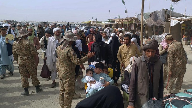 Bandara udara internasional Kabul di Afganistan mencekam. Mengutip video Reuters, ribuan orang memenuhi bandara tersebut Minggu (15/8/2021) malam waktu setempat. (Dok: tangkapan layar Twitter Nicola Careem)