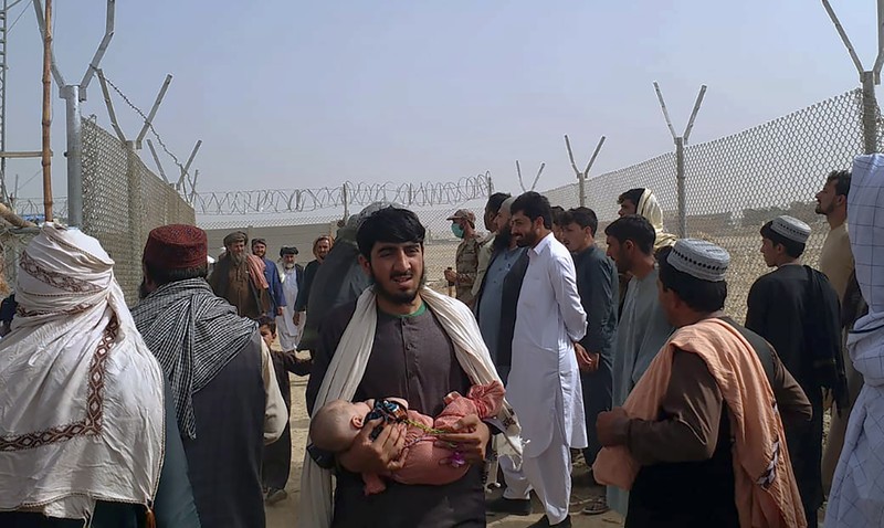 Bandara udara internasional Kabul di Afganistan mencekam. Mengutip video Reuters, ribuan orang memenuhi bandara tersebut Minggu (15/8/2021) malam waktu setempat. (Dok: tangkapan layar Twitter Nicola Careem) Bandara udara internasional Kabul di Afganistan mencekam. Mengutip video Reuters, ribuan orang memenuhi bandara tersebut Minggu (15/8/2021) malam waktu setempat. (Dok: tangkapan layar Twitter Nicola Careem)