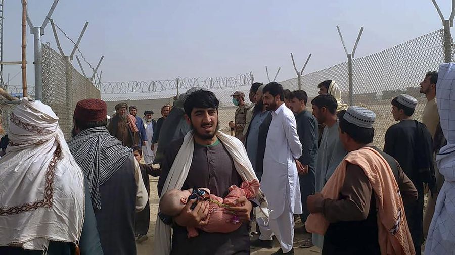 Bandara udara internasional Kabul di Afganistan mencekam. Mengutip video Reuters, ribuan orang memenuhi bandara tersebut Minggu (15/8/2021) malam waktu setempat. (Dok: tangkapan layar Twitter Nicola Careem)