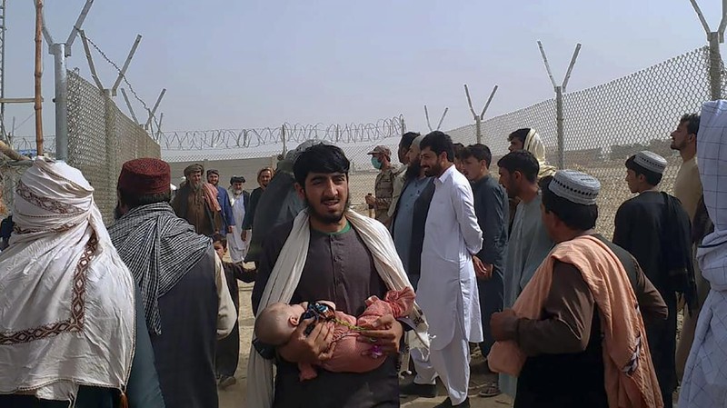 Bandara udara internasional Kabul di Afganistan mencekam. Mengutip video Reuters, ribuan orang memenuhi bandara tersebut Minggu (15/8/2021) malam waktu setempat. (Dok: tangkapan layar Twitter Nicola Careem)
