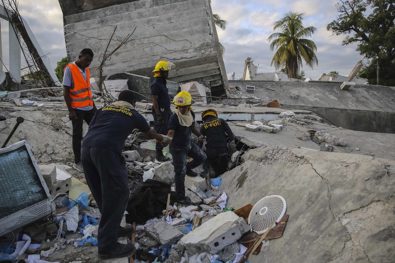 Gempa Haiti. (AP/Joseph Odelyn) Gempa Haiti. (AP/Joseph Odelyn)
