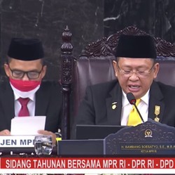 Di Depan Jokowi, Ketua MPR Bicara Perubahan Terbatas UUD 1945