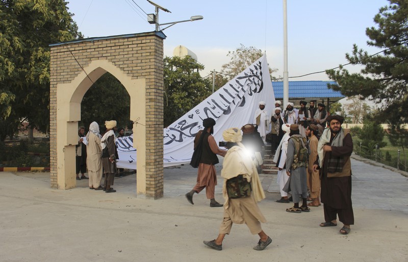 Pejuang Taliban menguasai istana kepresidenan Afghanistan setelah Presiden Afghanistan Ashraf Ghani melarikan diri. (AP/Zabi Karimi) Pejuang Taliban menguasai istana kepresidenan Afghanistan setelah Presiden Afghanistan Ashraf Ghani melarikan diri. (AP/Zabi Karimi)