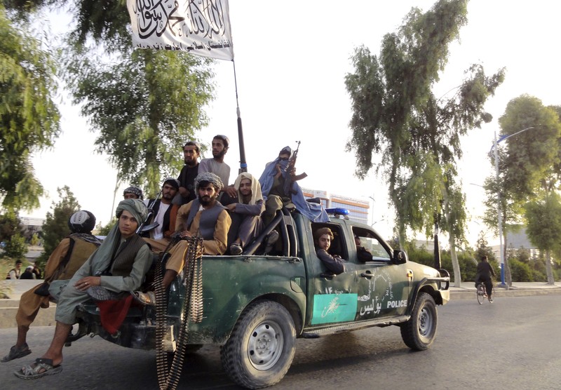 Pejuang Taliban menguasai istana kepresidenan Afghanistan setelah Presiden Afghanistan Ashraf Ghani melarikan diri. (AP/Zabi Karimi)