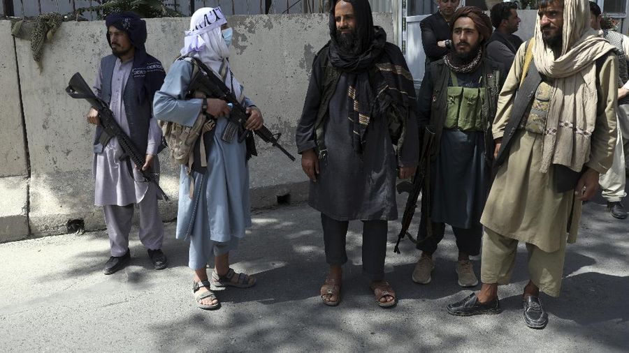Pejuang Taliban berjaga di depan gerbang utama menuju istana kepresidenan Afghanistan di Kabul, Afghanistan, Senin, 16 Agustus 2021. (AP/Rahmat Gul)