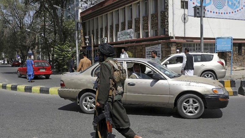 Taliban berpatroli di jalan Afghanistan. (AP/Rahmat Gul)