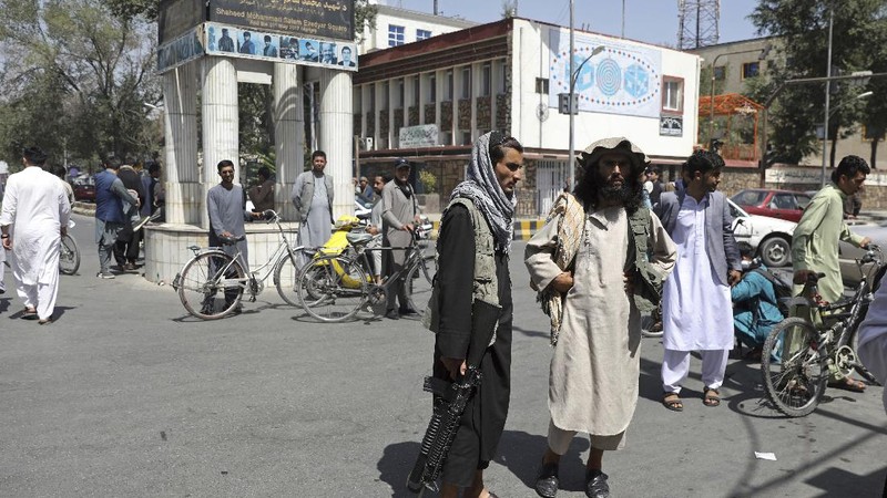 Taliban berpatroli di jalan Afghanistan. (AP/Rahmat Gul)