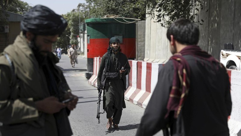 Taliban berpatroli di jalan Afghanistan. (AP/Rahmat Gul)