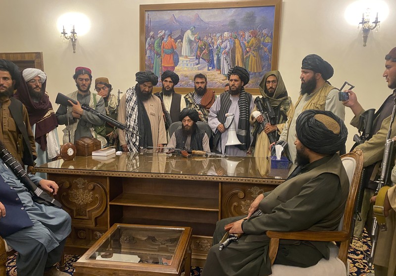 Pejuang Taliban menguasai istana kepresidenan Afghanistan setelah Presiden Afghanistan Ashraf Ghani melarikan diri. (AP/Zabi Karimi) Pejuang Taliban menguasai istana kepresidenan Afghanistan setelah Presiden Afghanistan Ashraf Ghani melarikan diri. (AP/Zabi Karimi)