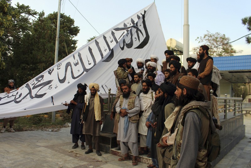Pejuang Taliban menguasai istana kepresidenan Afghanistan setelah Presiden Afghanistan Ashraf Ghani melarikan diri. (AP/Zabi Karimi) Pejuang Taliban menguasai istana kepresidenan Afghanistan setelah Presiden Afghanistan Ashraf Ghani melarikan diri. (AP/Zabi Karimi)