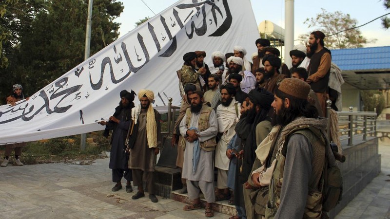Pejuang Taliban menguasai istana kepresidenan Afghanistan setelah Presiden Afghanistan Ashraf Ghani melarikan diri. (AP/Zabi Karimi)