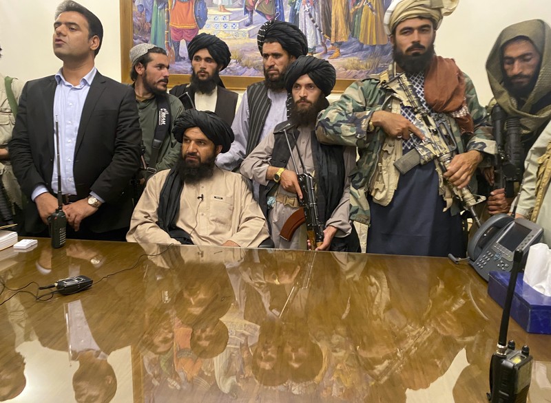 Pejuang Taliban menguasai istana kepresidenan Afghanistan setelah Presiden Afghanistan Ashraf Ghani melarikan diri. (AP/Zabi Karimi) Pejuang Taliban menguasai istana kepresidenan Afghanistan setelah Presiden Afghanistan Ashraf Ghani melarikan diri. (AP/Zabi Karimi)