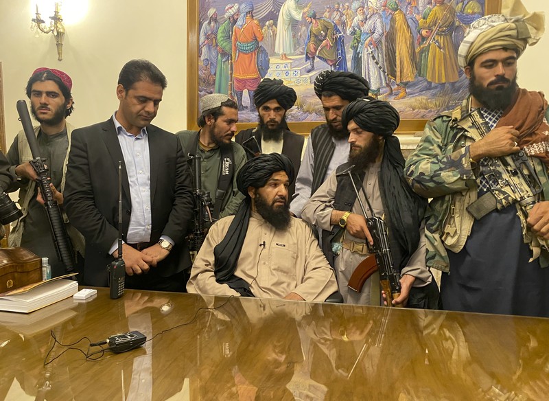 Pejuang Taliban menguasai istana kepresidenan Afghanistan setelah Presiden Afghanistan Ashraf Ghani melarikan diri. (AP/Zabi Karimi) Pejuang Taliban menguasai istana kepresidenan Afghanistan setelah Presiden Afghanistan Ashraf Ghani melarikan diri. (AP/Zabi Karimi)