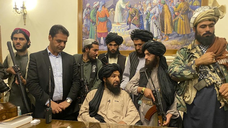 Pejuang Taliban menguasai istana kepresidenan Afghanistan setelah Presiden Afghanistan Ashraf Ghani melarikan diri. (AP/Zabi Karimi)