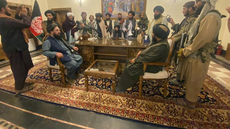 Pejuang Taliban menguasai istana kepresidenan Afghanistan setelah Presiden Afghanistan Ashraf Ghani melarikan diri. (AP/Zabi Karimi)