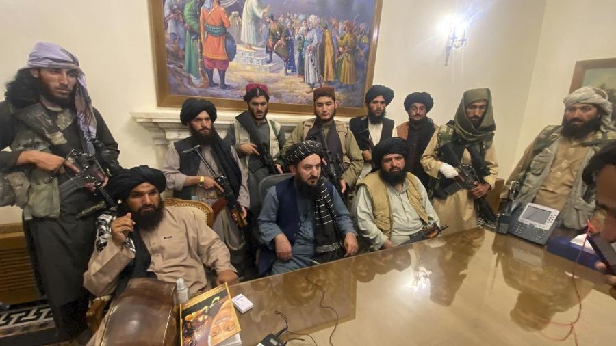Pejuang Taliban menguasai istana kepresidenan Afghanistan setelah Presiden Afghanistan Ashraf Ghani melarikan diri. (AP/Zabi Karimi)