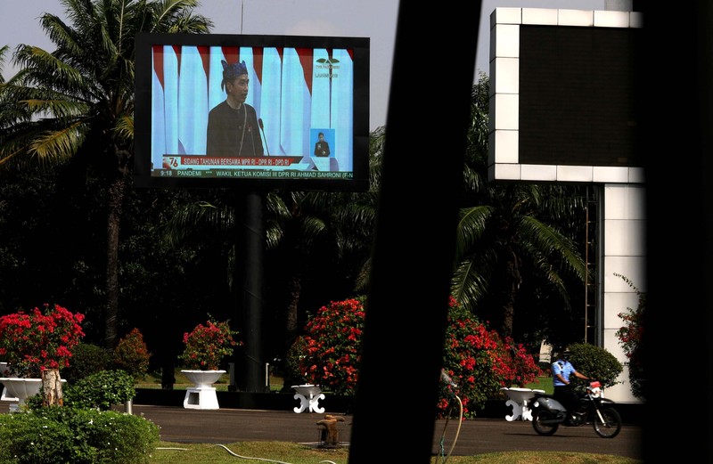 Suasana lalu lintas di sekitar gerbang DPR di tengah agenda sidang tahunan MPR RI, Jakarta, Senin (16/8/2021). (CNBC Indonesia/Muhammad Sabki)