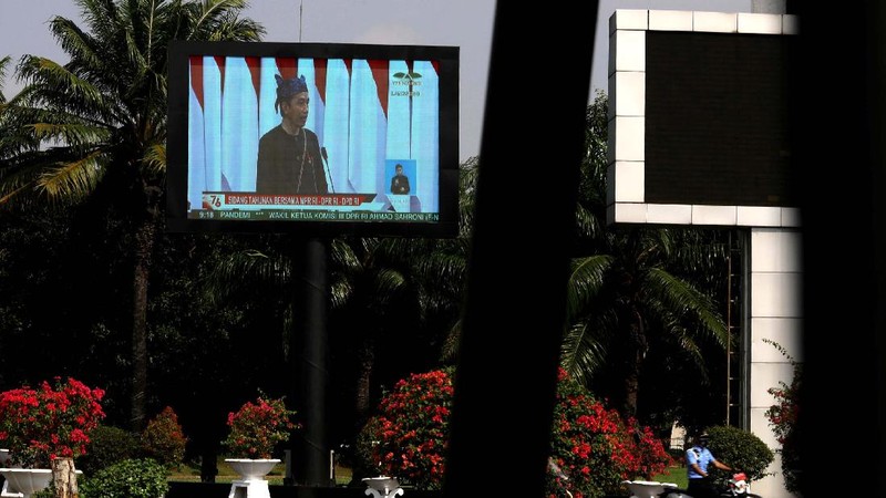 Suasana lalu lintas di sekitar gerbang DPR di tengah agenda sidang tahunan MPR RI, Jakarta, Senin (16/8/2021). (CNBC Indonesia/Muhammad Sabki)