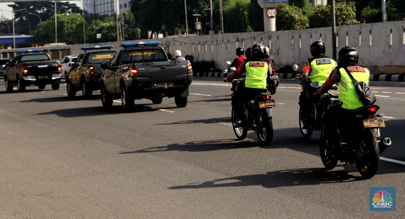 Suasana lalu lintas di sekitar gerbang DPR di tengah agenda sidang tahunan MPR RI, Jakarta, Senin (16/8/2021). (CNBC Indonesia/Muhammad Sabki)