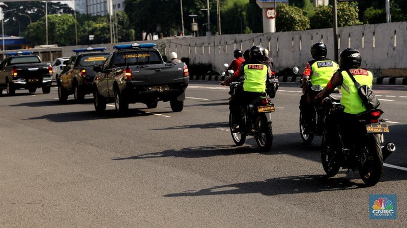 Suasana lalu lintas di sekitar gerbang DPR di tengah agenda sidang tahunan MPR RI, Jakarta, Senin (16/8/2021). (CNBC Indonesia/Muhammad Sabki)