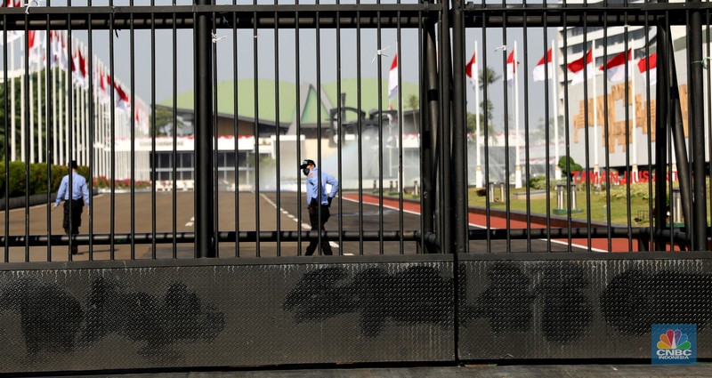 Suasana lalu lintas di sekitar gerbang DPR di tengah agenda sidang tahunan MPR RI, Jakarta, Senin (16/8/2021). (CNBC Indonesia/Muhammad Sabki) Suasana lalu lintas di sekitar gerbang DPR di tengah agenda sidang tahunan MPR RI, Jakarta, Senin (16/8/2021). (CNBC Indonesia/Muhammad Sabki)