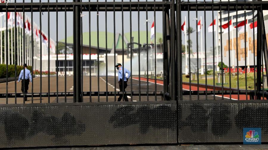 Suasana lalu lintas di sekitar gerbang DPR di tengah agenda sidang tahunan MPR RI, Jakarta, Senin (16/8/2021). (CNBC Indonesia/Muhammad Sabki)