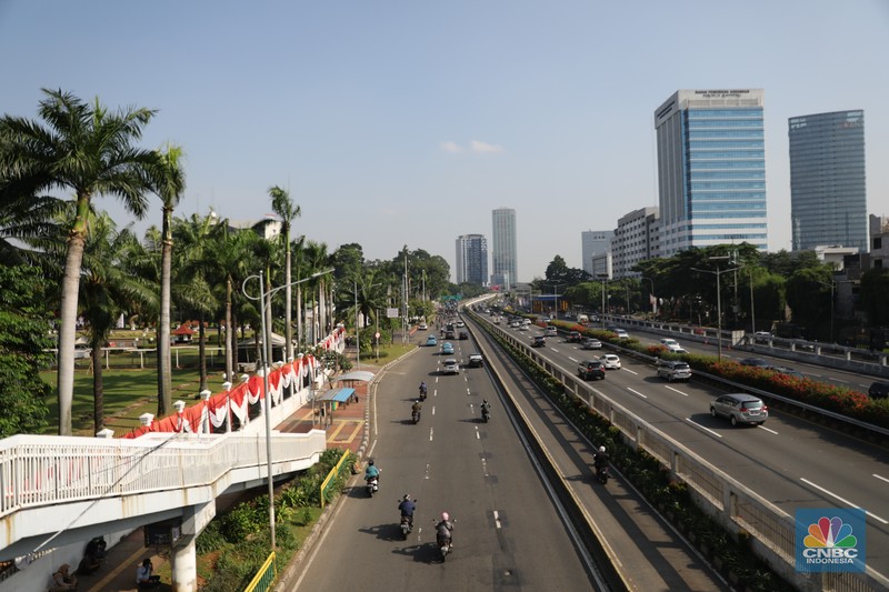 Suasana lalu lintas di sekitar gerbang DPR di tengah agenda sidang tahunan MPR RI, Jakarta, Senin (16/8/2021). (CNBC Indonesia/Muhammad Sabki)