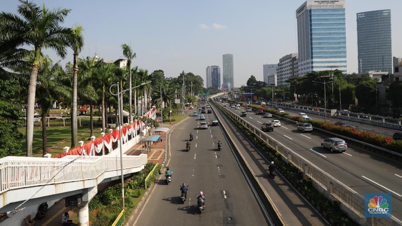 Suasana lalu lintas di sekitar gerbang DPR di tengah agenda sidang tahunan MPR RI, Jakarta, Senin (16/8/2021). (CNBC Indonesia/Muhammad Sabki)