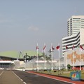 Suasana lalu lintas di sekitar gerbang DPR di tengah agenda sidang tahunan MPR RI, Jakarta, Senin (16/8/2021). (CNBC Indonesia/Muhammad Sabki)