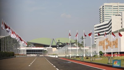 Suasana lalu lintas di sekitar gerbang DPR di tengah agenda sidang tahunan MPR RI, Jakarta, Senin (16/8/2021). (CNBC Indonesia/Muhammad Sabki)