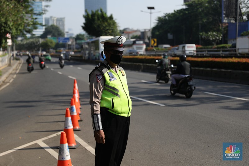 Suasana lalu lintas di sekitar gerbang DPR di tengah agenda sidang tahunan MPR RI, Jakarta, Senin (16/8/2021). (CNBC Indonesia/Muhammad Sabki)